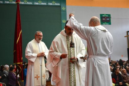 Los danzantes del Paloteo de San Leonardo cambiaron esta vez la iglesia por el polideportivo.