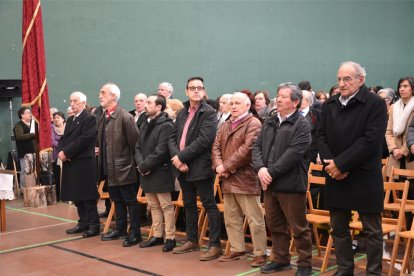 Los danzantes del Paloteo de San Leonardo cambiaron esta vez la iglesia por el polideportivo.