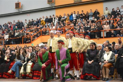 Los danzantes del Paloteo de San Leonardo cambiaron esta vez la iglesia por el polideportivo.