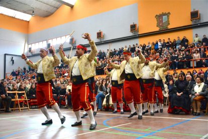 Los danzantes del Paloteo de San Leonardo cambiaron esta vez la iglesia por el polideportivo.