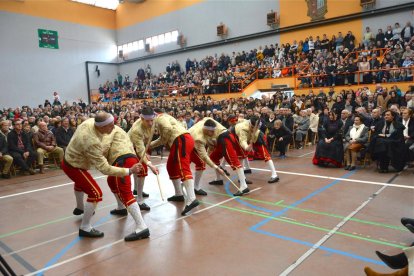 Los danzantes del Paloteo de San Leonardo cambiaron esta vez la iglesia por el polideportivo.