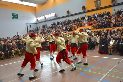 Los danzantes del Paloteo de San Leonardo cambiaron esta vez la iglesia por el polideportivo.