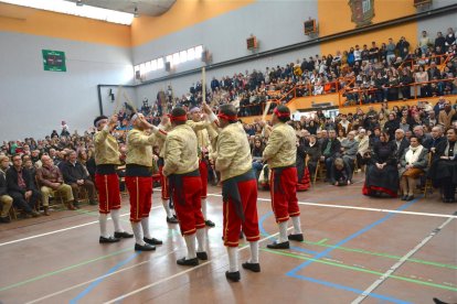 Los danzantes del Paloteo de San Leonardo cambiaron esta vez la iglesia por el polideportivo.