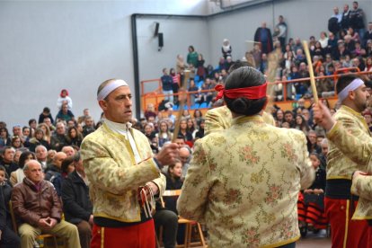 Los danzantes del Paloteo de San Leonardo cambiaron esta vez la iglesia por el polideportivo.