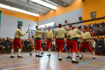 Los danzantes del Paloteo de San Leonardo cambiaron esta vez la iglesia por el polideportivo.