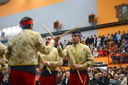 Los danzantes del Paloteo de San Leonardo cambiaron esta vez la iglesia por el polideportivo.