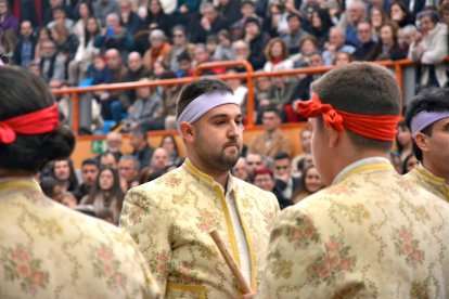 Los danzantes del Paloteo de San Leonardo cambiaron esta vez la iglesia por el polideportivo.