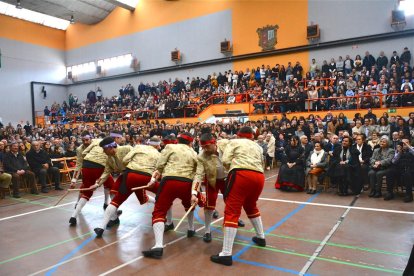 Los danzantes del Paloteo de San Leonardo cambiaron esta vez la iglesia por el polideportivo.