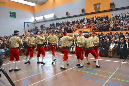 Los danzantes del Paloteo de San Leonardo cambiaron esta vez la iglesia por el polideportivo.