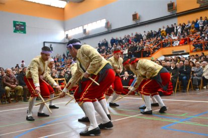 Los danzantes del Paloteo de San Leonardo cambiaron esta vez la iglesia por el polideportivo.