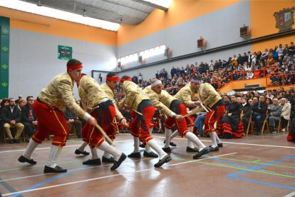 Los danzantes del Paloteo de San Leonardo cambiaron esta vez la iglesia por el polideportivo.