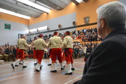 Los danzantes del Paloteo de San Leonardo cambiaron esta vez la iglesia por el polideportivo.