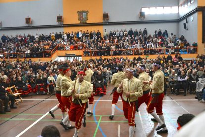 Los danzantes del Paloteo de San Leonardo cambiaron esta vez la iglesia por el polideportivo.