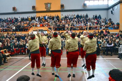 Los danzantes del Paloteo de San Leonardo cambiaron esta vez la iglesia por el polideportivo.