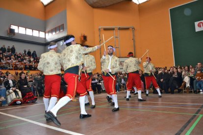 Los danzantes del Paloteo de San Leonardo cambiaron esta vez la iglesia por el polideportivo.