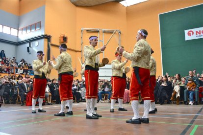 Los danzantes del Paloteo de San Leonardo cambiaron esta vez la iglesia por el polideportivo.