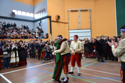 Los danzantes del Paloteo de San Leonardo cambiaron esta vez la iglesia por el polideportivo.
