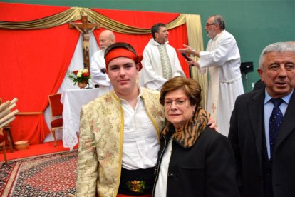 Los danzantes del Paloteo de San Leonardo cambiaron esta vez la iglesia por el polideportivo.