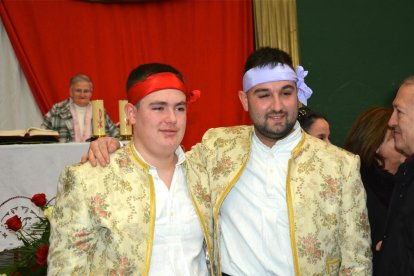 Los danzantes del Paloteo de San Leonardo cambiaron esta vez la iglesia por el polideportivo.