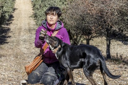 Feli Sánchez-Espuelas, de Encitruf, posa con una trufa recién detectada por su perro.