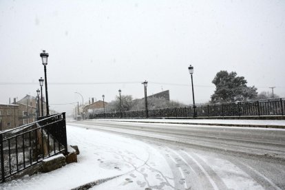La nieve hace acto de presencia en Soria entrando por Pinares en este viernes.