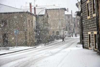 La nieve hace acto de presencia en Soria entrando por Pinares en este viernes.