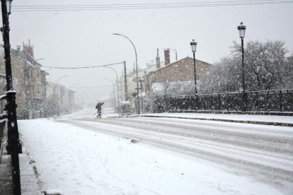 La nieve hace acto de presencia en Soria entrando por Pinares en este viernes.
