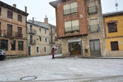 La nieve hace acto de presencia en Soria entrando por Pinares en este viernes.