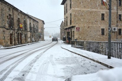 La nieve hace acto de presencia en Soria entrando por Pinares en este viernes.