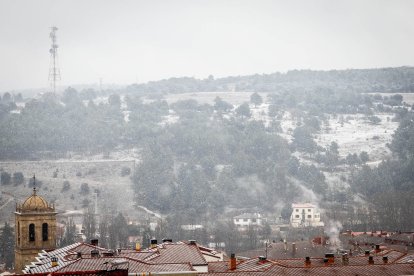 Primeros copos de nieve que han teñido de blanco la capital soriana.