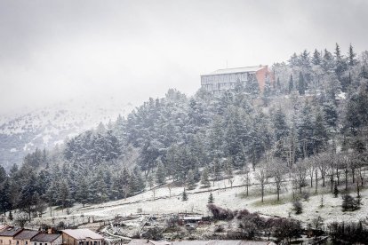 Primeros copos de nieve que han teñido de blanco la capital soriana.