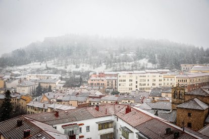 Primeros copos de nieve que han teñido de blanco la capital soriana.