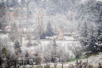 Primeros copos de nieve que han teñido de blanco la capital soriana.