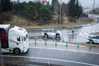 Primeros copos de nieve que han teñido de blanco la capital soriana.