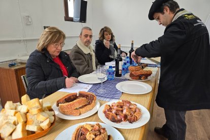 Uno de los concursantes entregando su plato.