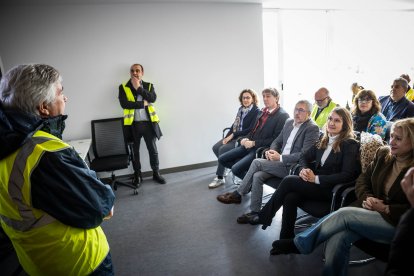 Visita de autoridades y trabajadores a las nuevas instalaciones.