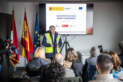 Visita de autoridades y trabajadores a las nuevas instalaciones.
