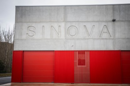 Visita de autoridades y trabajadores a las nuevas instalaciones.
