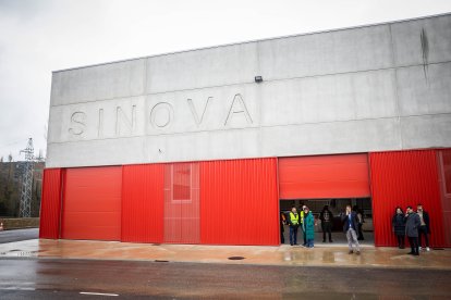 Visita de autoridades y trabajadores a las nuevas instalaciones.