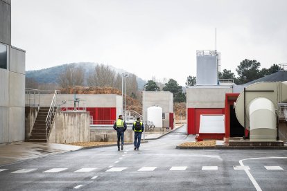 Visita de autoridades y trabajadores a las nuevas instalaciones.