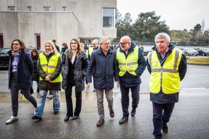 Visita de autoridades y trabajadores a las nuevas instalaciones.