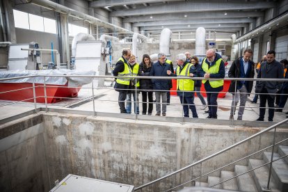 Visita de autoridades y trabajadores a las nuevas instalaciones.