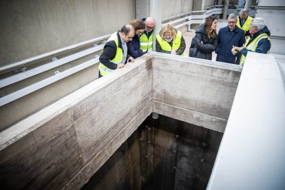 Visita de autoridades y trabajadores a las nuevas instalaciones.