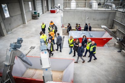 Visita de autoridades y trabajadores a las nuevas instalaciones.
