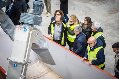 Visita de autoridades y trabajadores a las nuevas instalaciones.