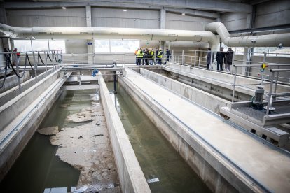 Visita de autoridades y trabajadores a las nuevas instalaciones.
