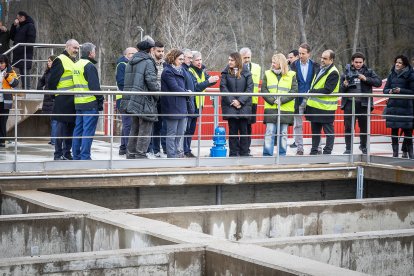 Visita de autoridades y trabajadores a las nuevas instalaciones.