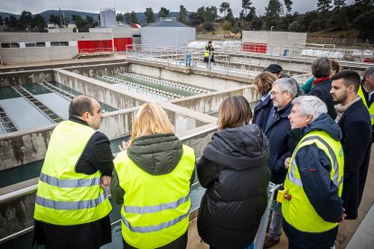 Visita de autoridades y trabajadores a las nuevas instalaciones.