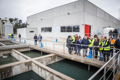 Visita de autoridades y trabajadores a las nuevas instalaciones.