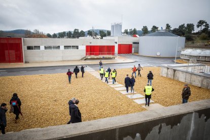 Visita de autoridades y trabajadores a las nuevas instalaciones.